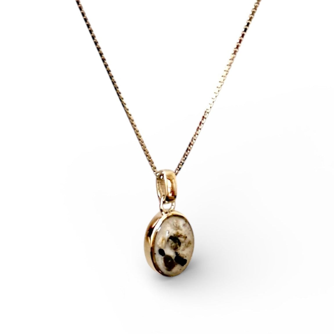 Aurovalo pendant with ashes